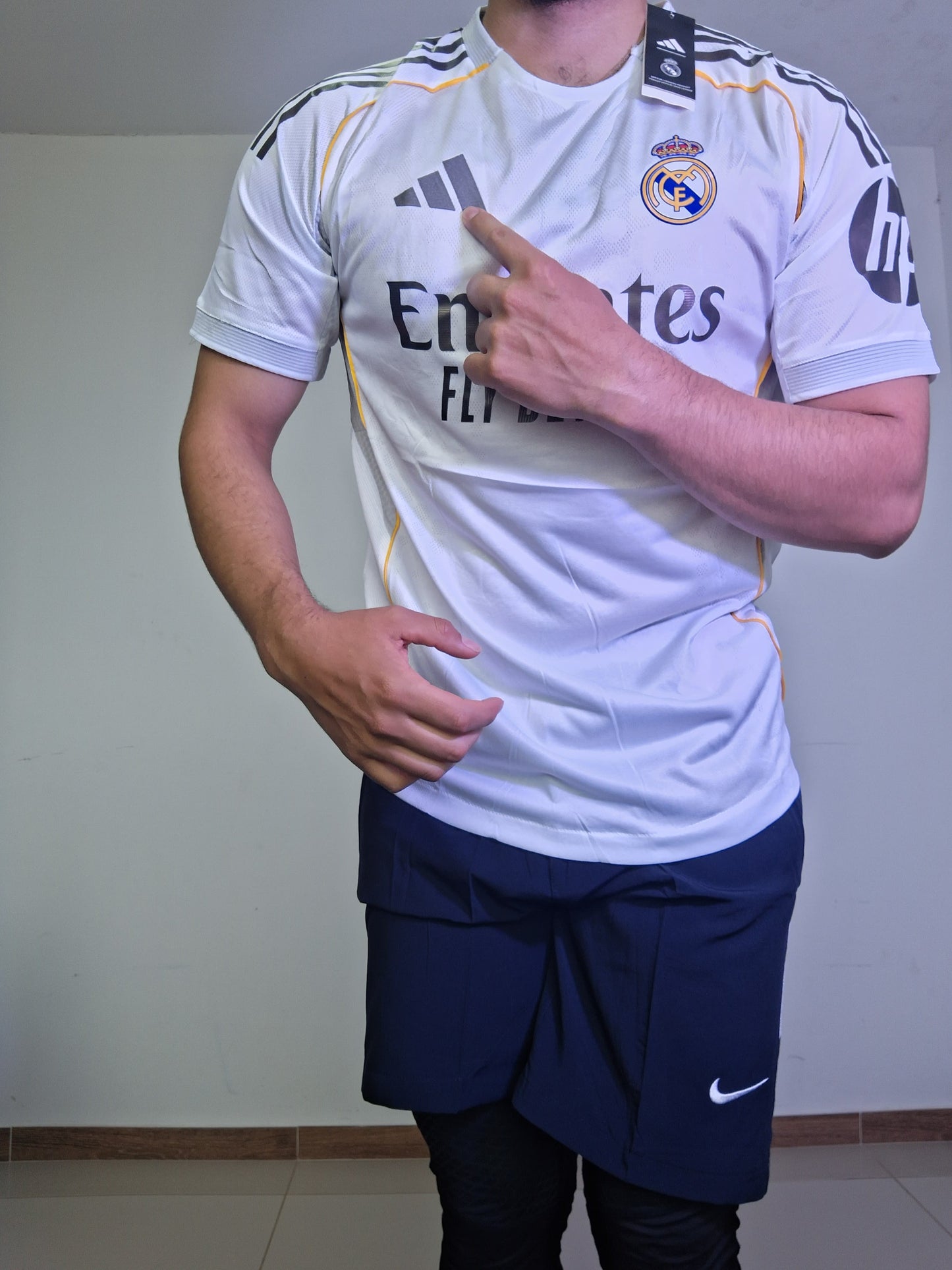 DETALLE CAMISETA REAL MADRID 2026